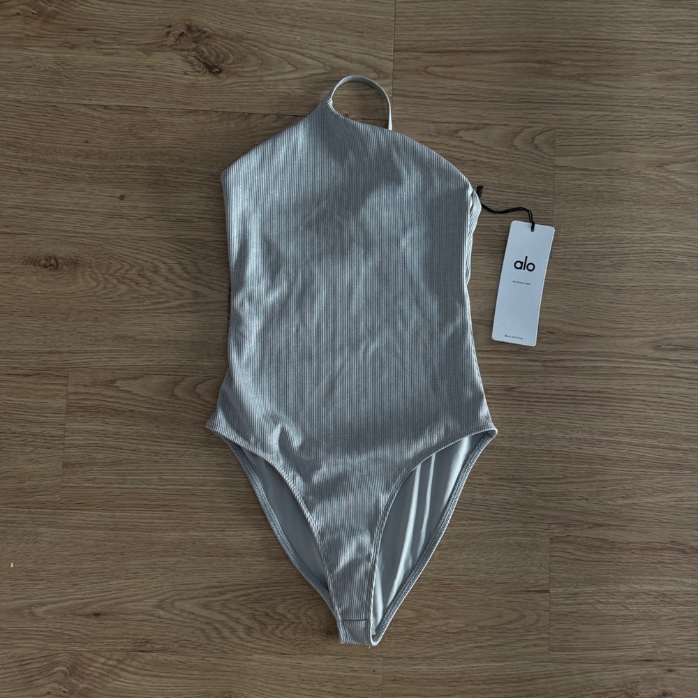 Alo Yoga Alosoft Ribbed Shimmer Plié Bodysuit in Light Grey Iridescent XS- NWT